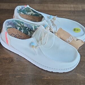 Hey Dude Size 9 Women's Slip-On Canvas Sneakers in White with Coral Accent